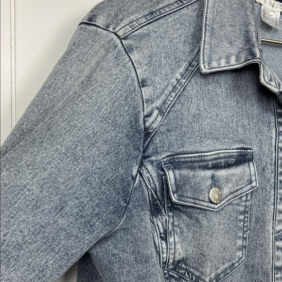 Venus Womens Jean Jacket 12 Light Wash Button Down Pleated Back Raw Edge Trendy - Picture 4 of 14